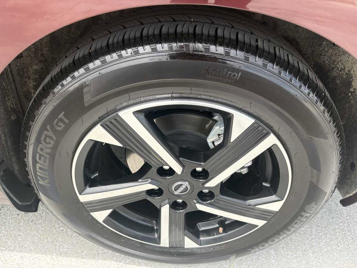 Used 2025 Nissan Sentra SV FWD image 9