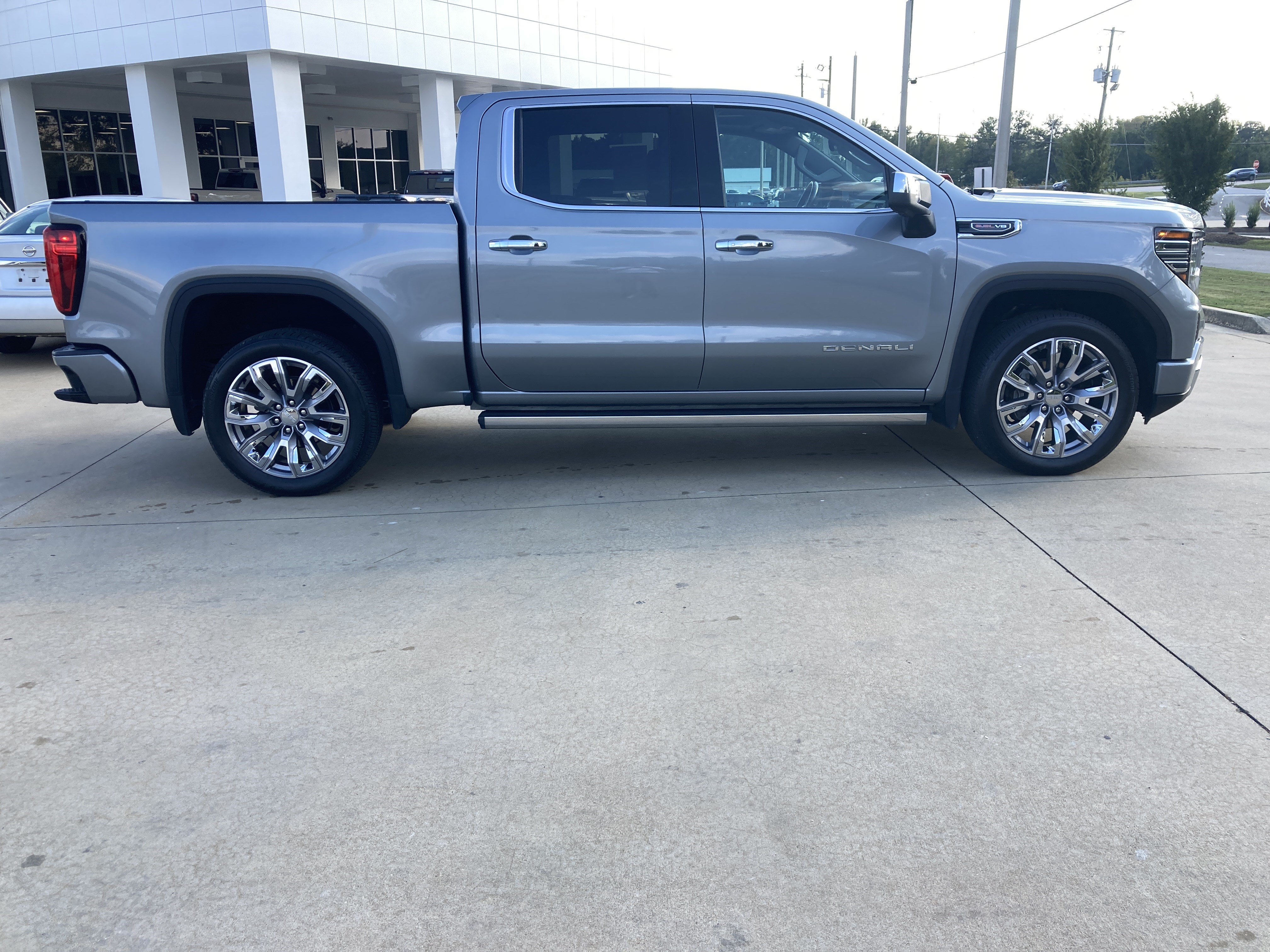 Used 2025 GMC Sierra 1500 Denali AWD/4WD image 4