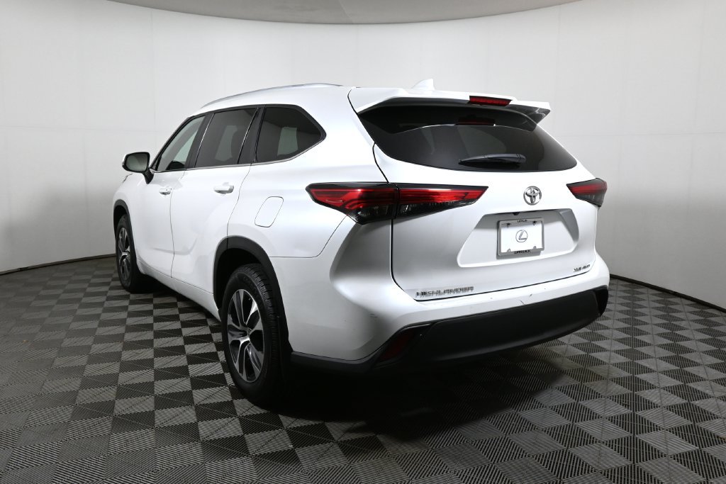 Used 2023 Toyota Highlander XLE AWD/4WD image 5