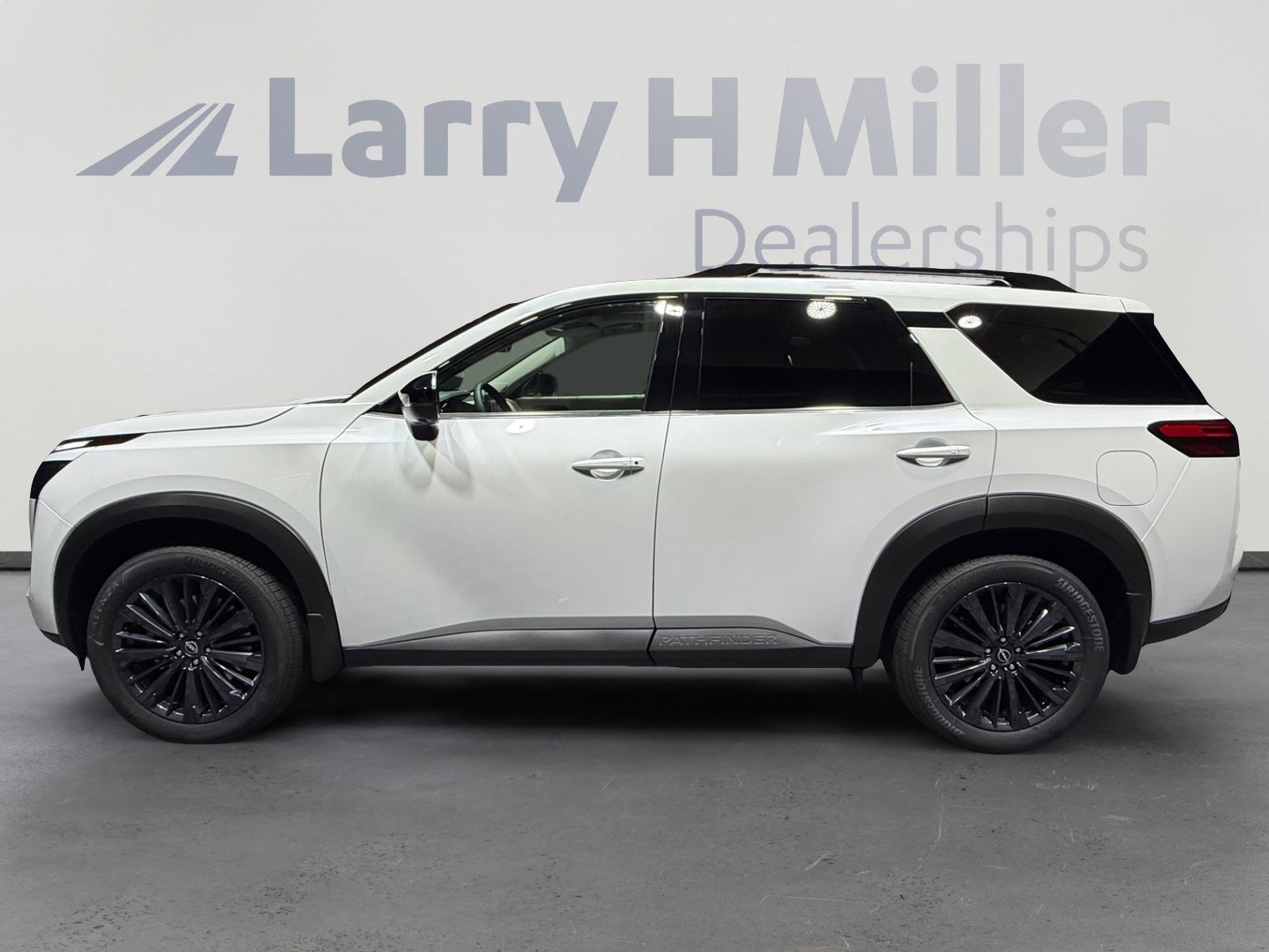 New 2026 Nissan Pathfinder SL FWD image 2