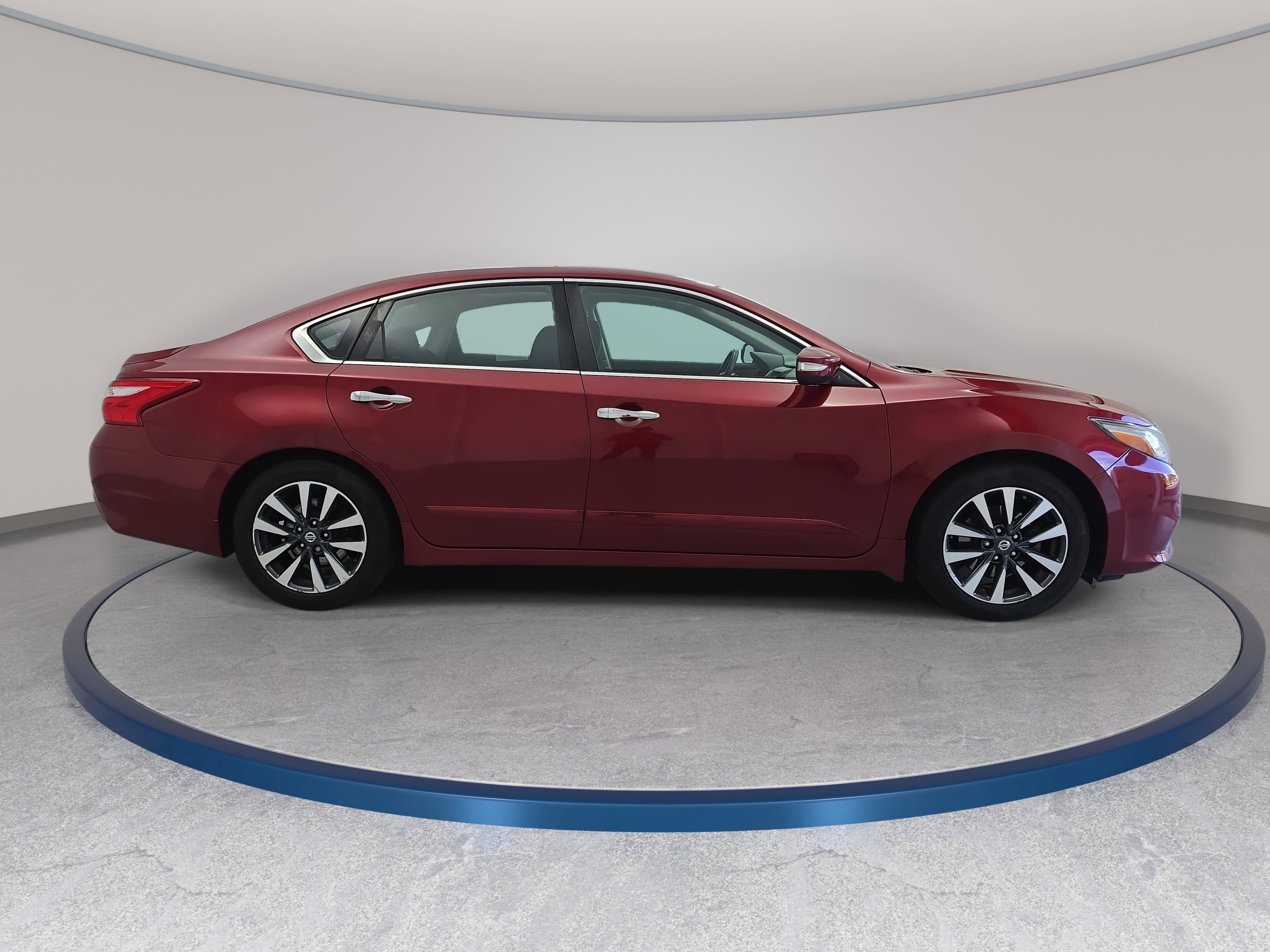 Used 2017 Nissan Altima 2.5 SV w/ Convenience Package FWD image 4