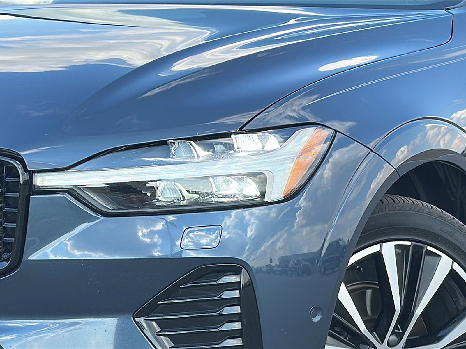 Used 2023 Volvo XC60 B5 Plus w/ Climate Package image 4