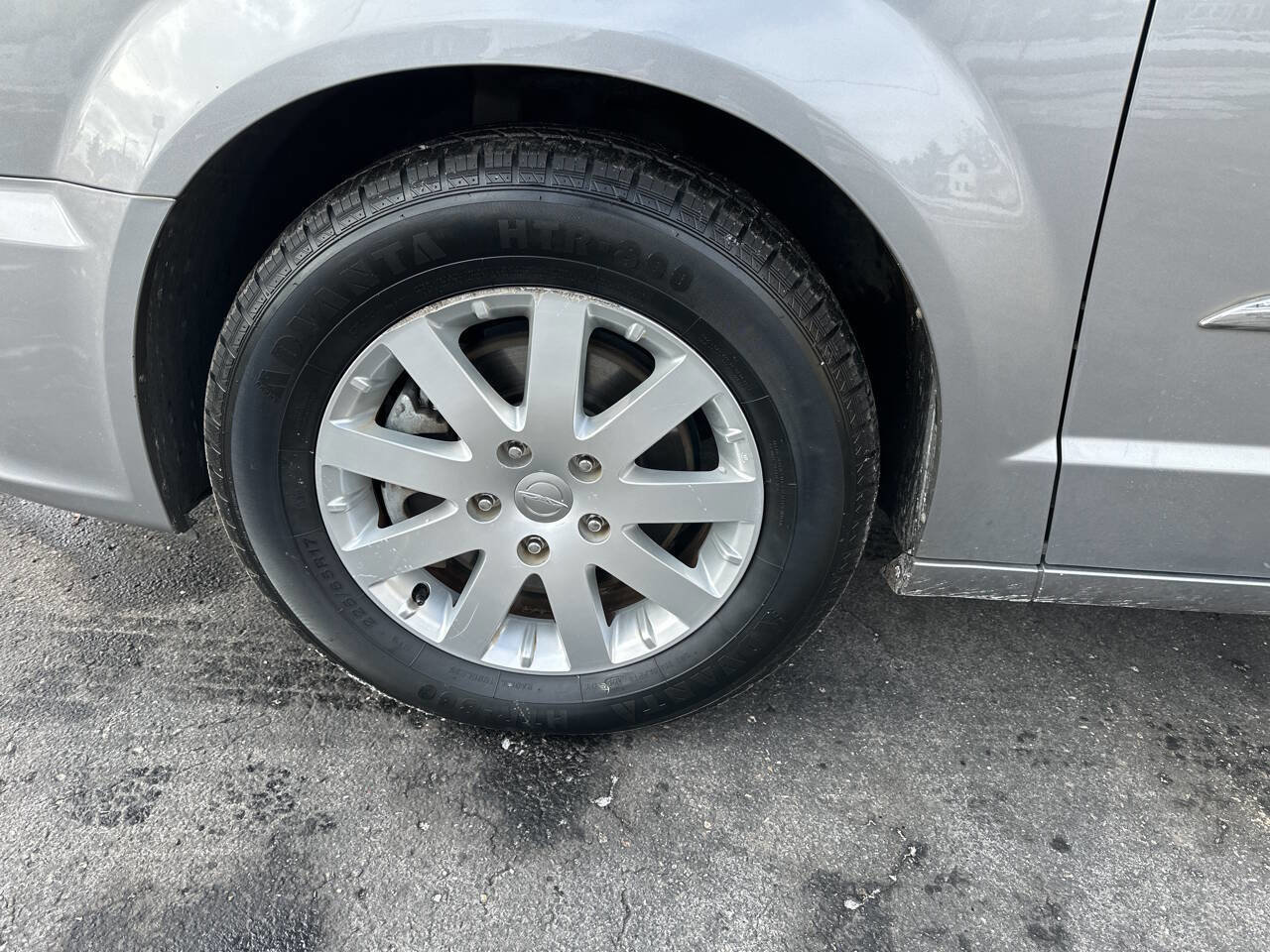 Used 2015 Chrysler Town & Country Touring image 3