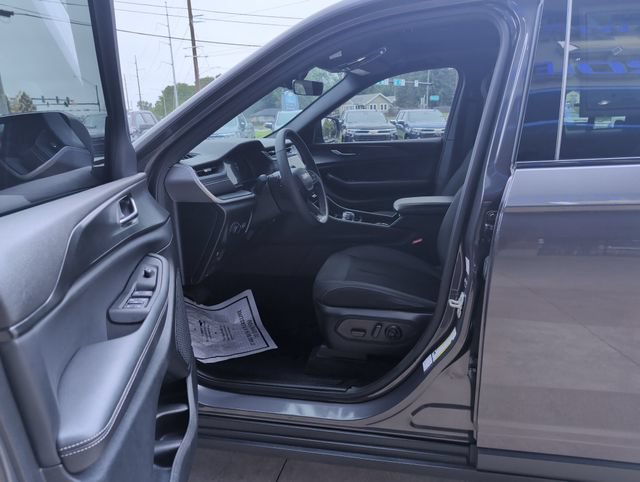 Used 2024 Jeep Grand Cherokee Laredo X w/ Luxury Tech Group I AWD/4WD image 11