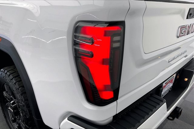 Used 2024 GMC Sierra 2500 AT4 w/ AT4 Premium Plus Package AWD/4WD image 29