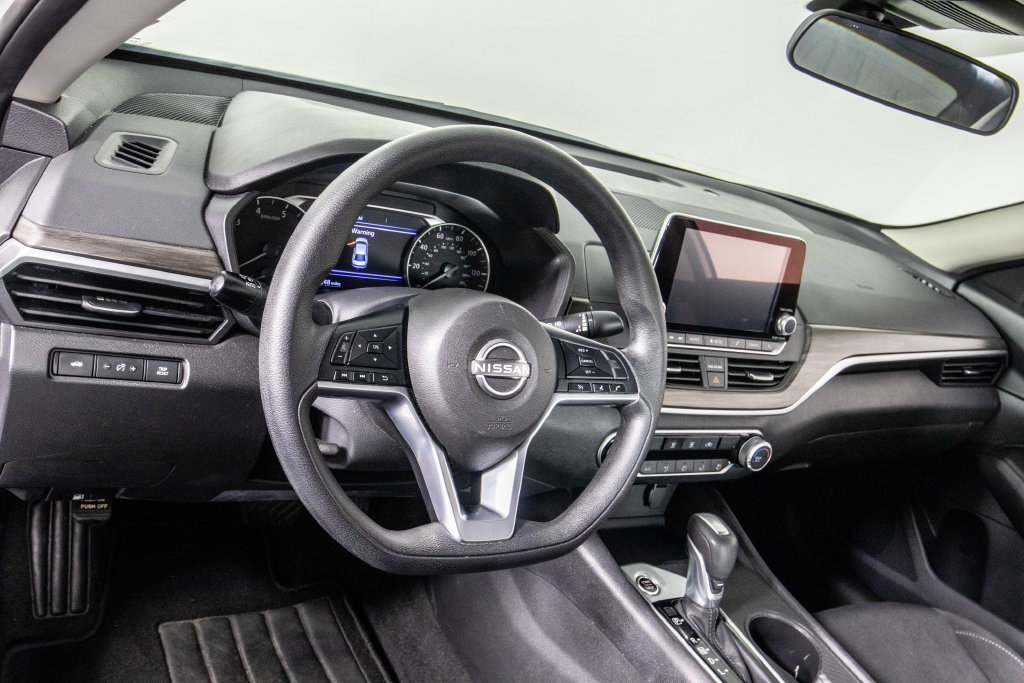 Used 2025 Nissan Altima 2.5 SV FWD image 18