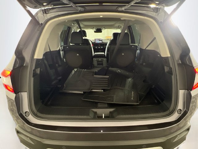 Used 2025 Honda Pilot Touring image 29