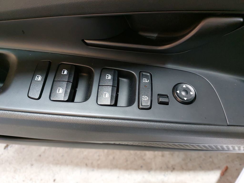 Used 2025 Hyundai Elantra SEL FWD image 29