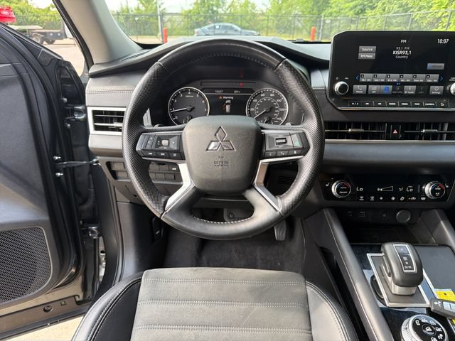 Used 2024 Mitsubishi Outlander SE AWD/4WD image 16