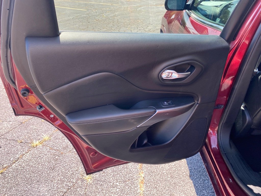 Used 2019 Jeep Cherokee Overland w/ Technology Group image 19