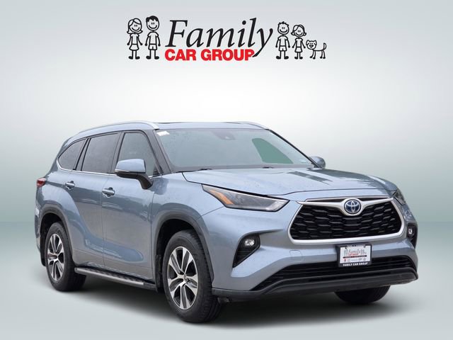 Used 2022 Toyota Highlander XLE FWD image 2