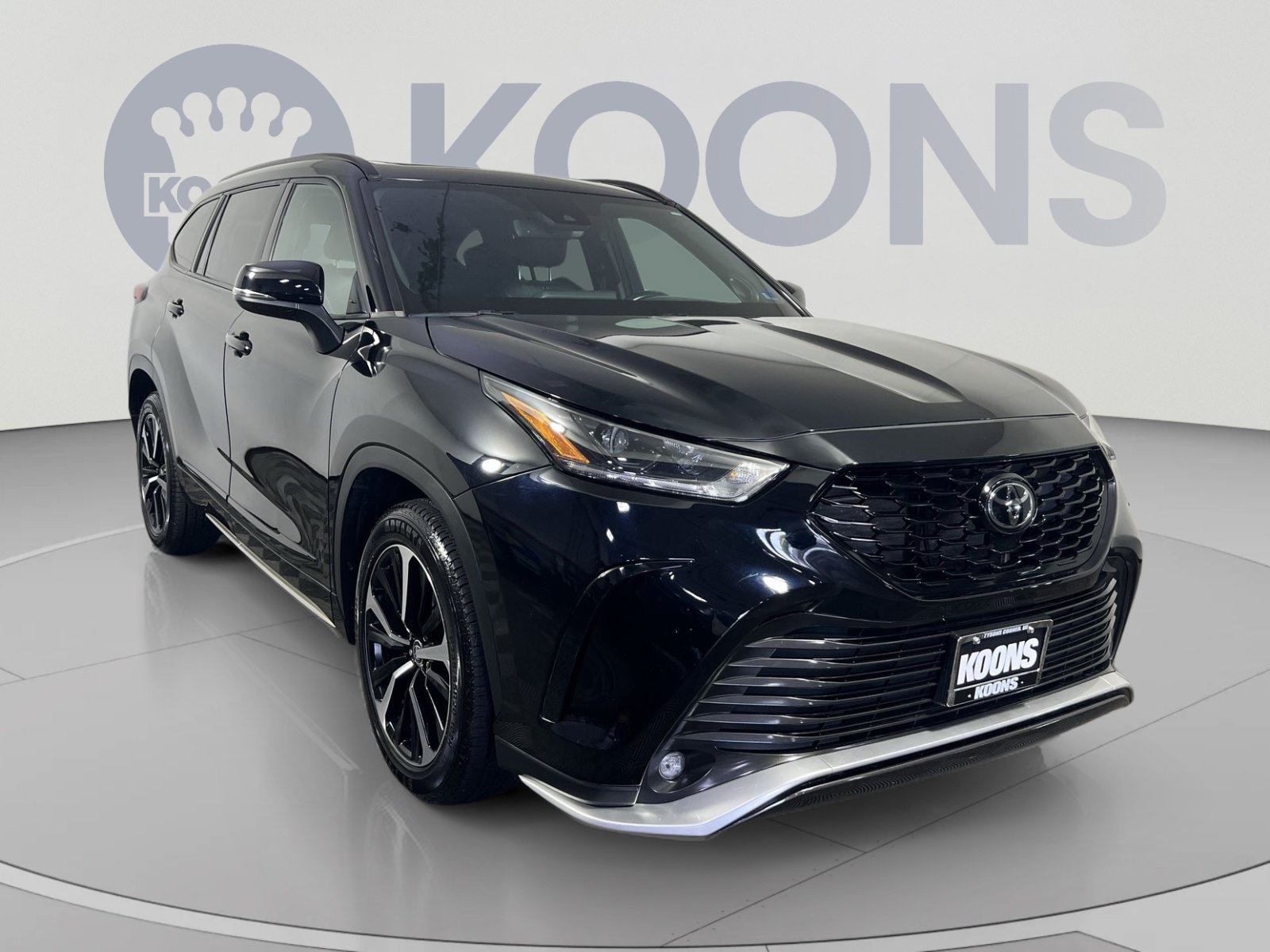 Used 2022 Toyota Highlander XSE AWD/4WD image 2