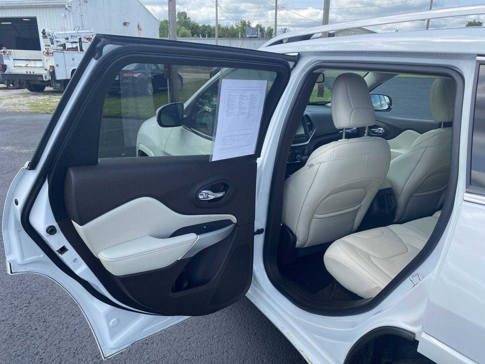 Used 2018 Jeep Cherokee Overland AWD/4WD image 31