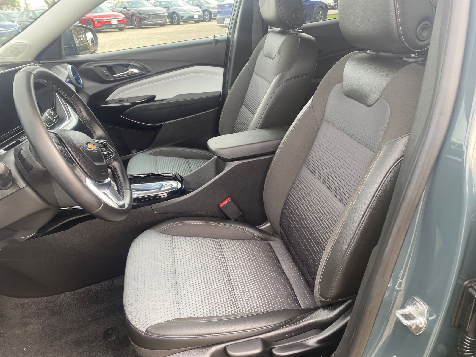 Used 2025 Chevrolet Trax LT w/ LT Convenience Package image 28