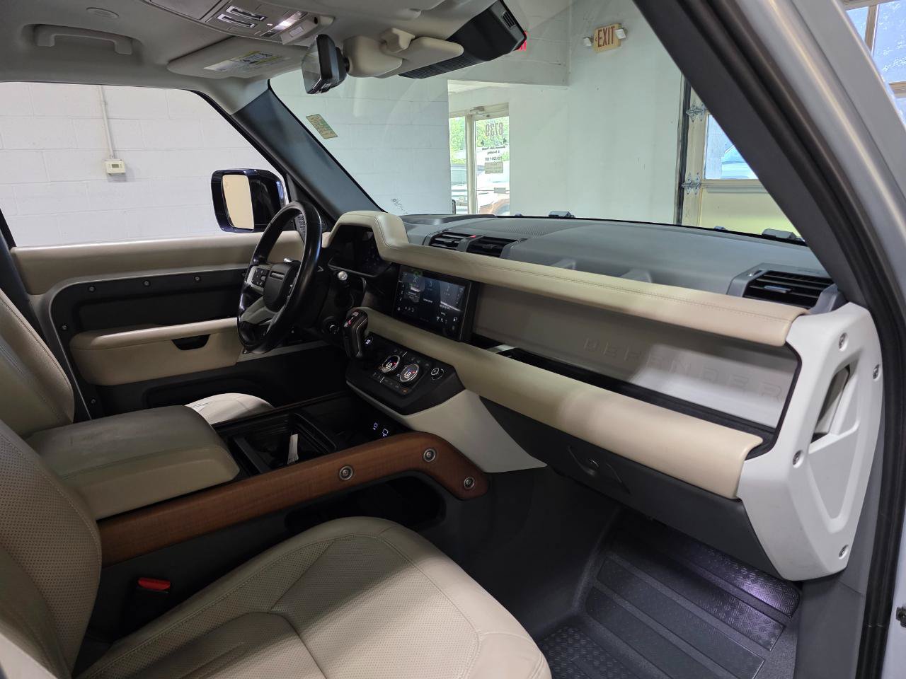Used 2020 Land Rover Defender 110 HSE AWD/4WD image 25