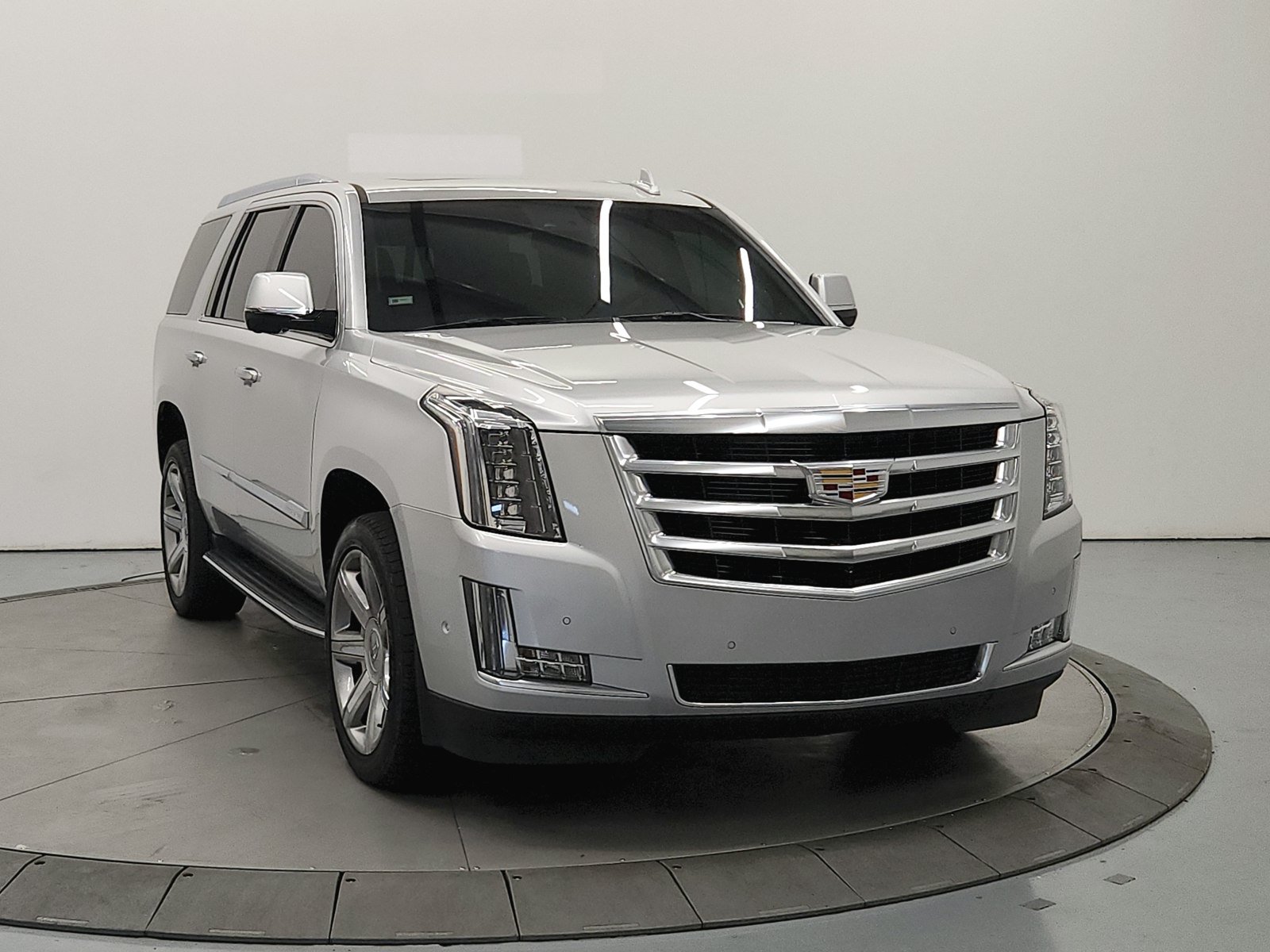 Used 2017 Cadillac Escalade Luxury AWD/4WD image 3