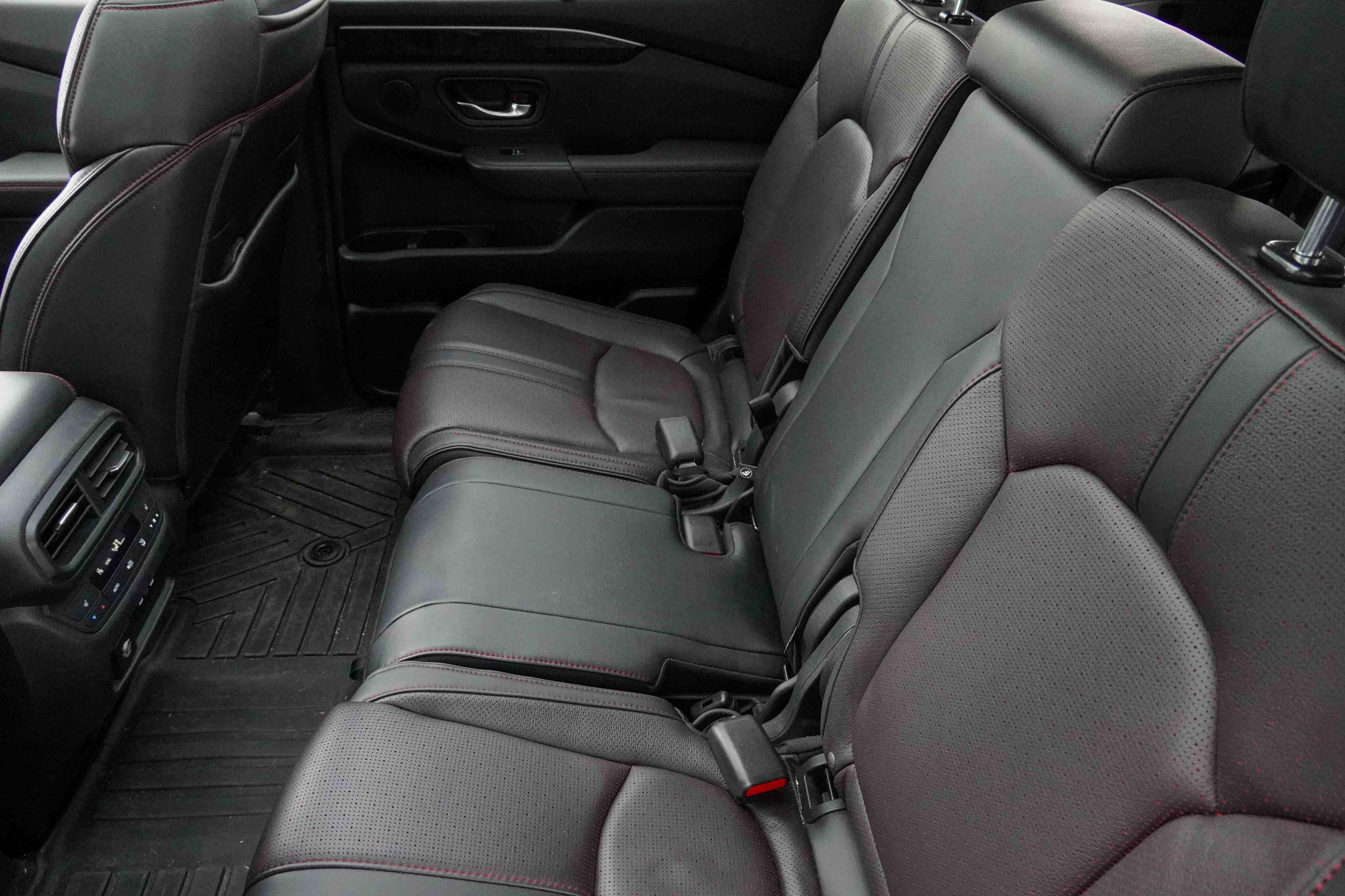 Used 2025 Honda Pilot Black Edition image 39