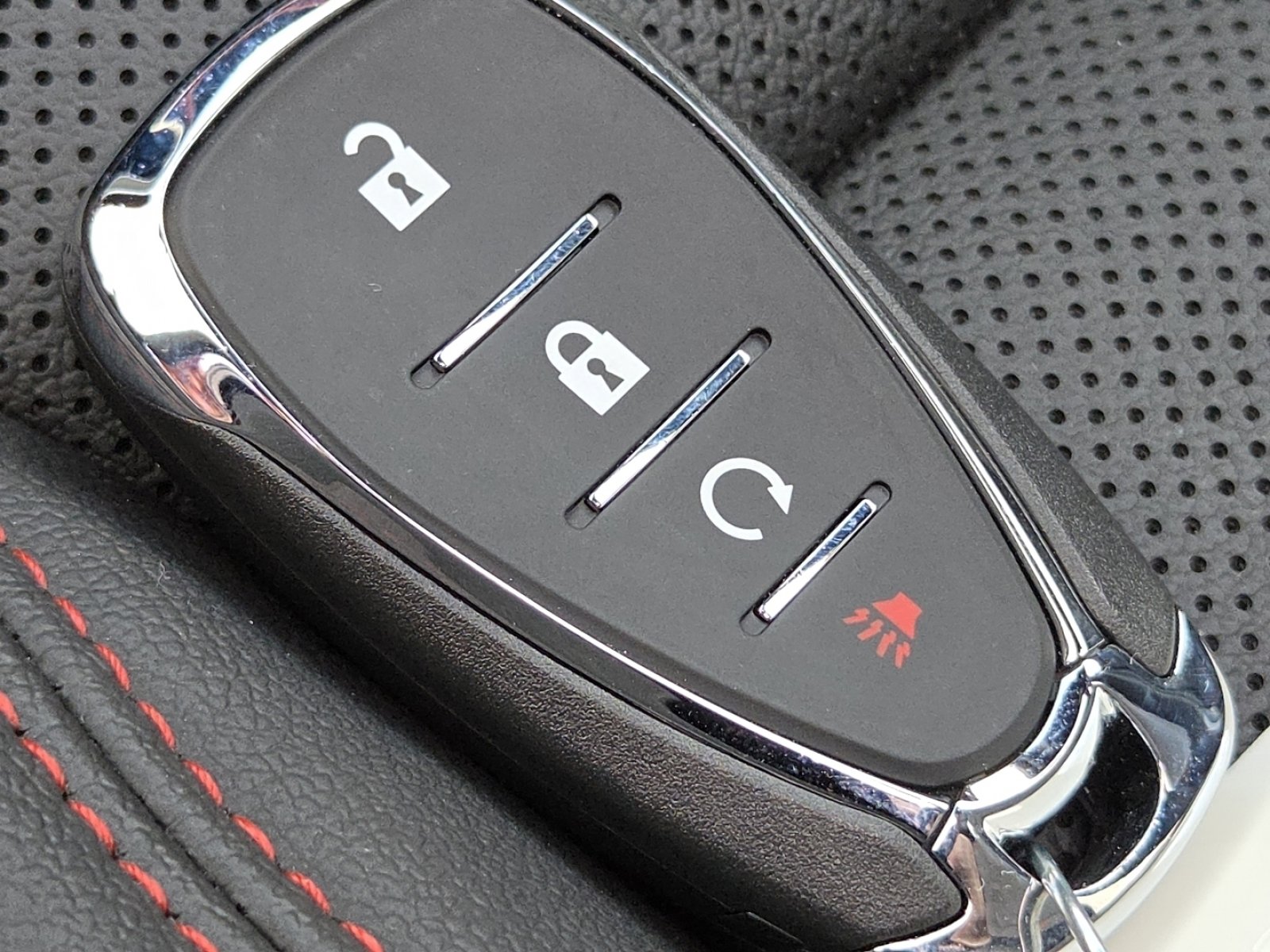 Used 2025 Chevrolet Trax RS w/ Sunroof Package image 36