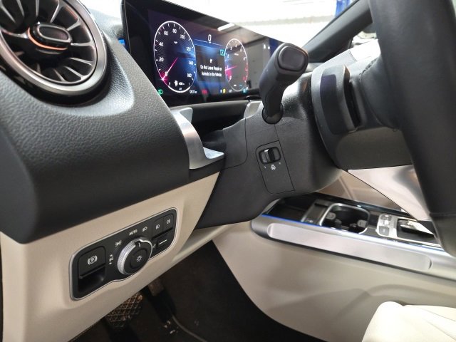 Used 2025 Mercedes-Benz GLB 250 4MATIC image 5