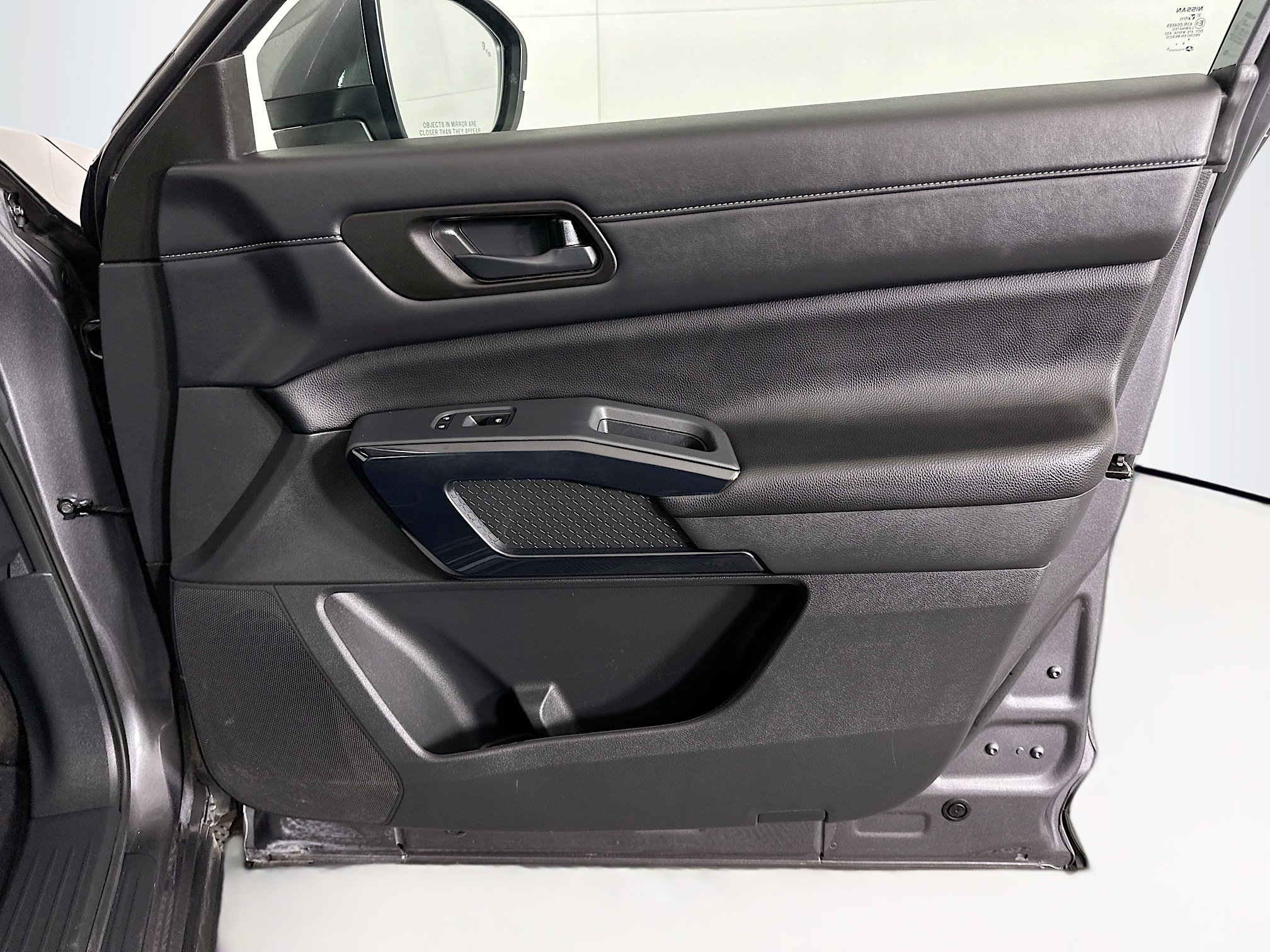 Used 2025 Nissan Pathfinder SV image 33