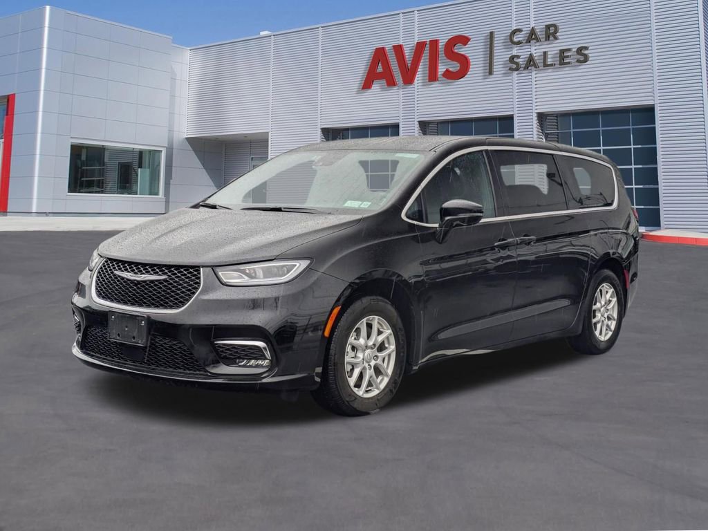 Used 2025 Chrysler Pacifica Select