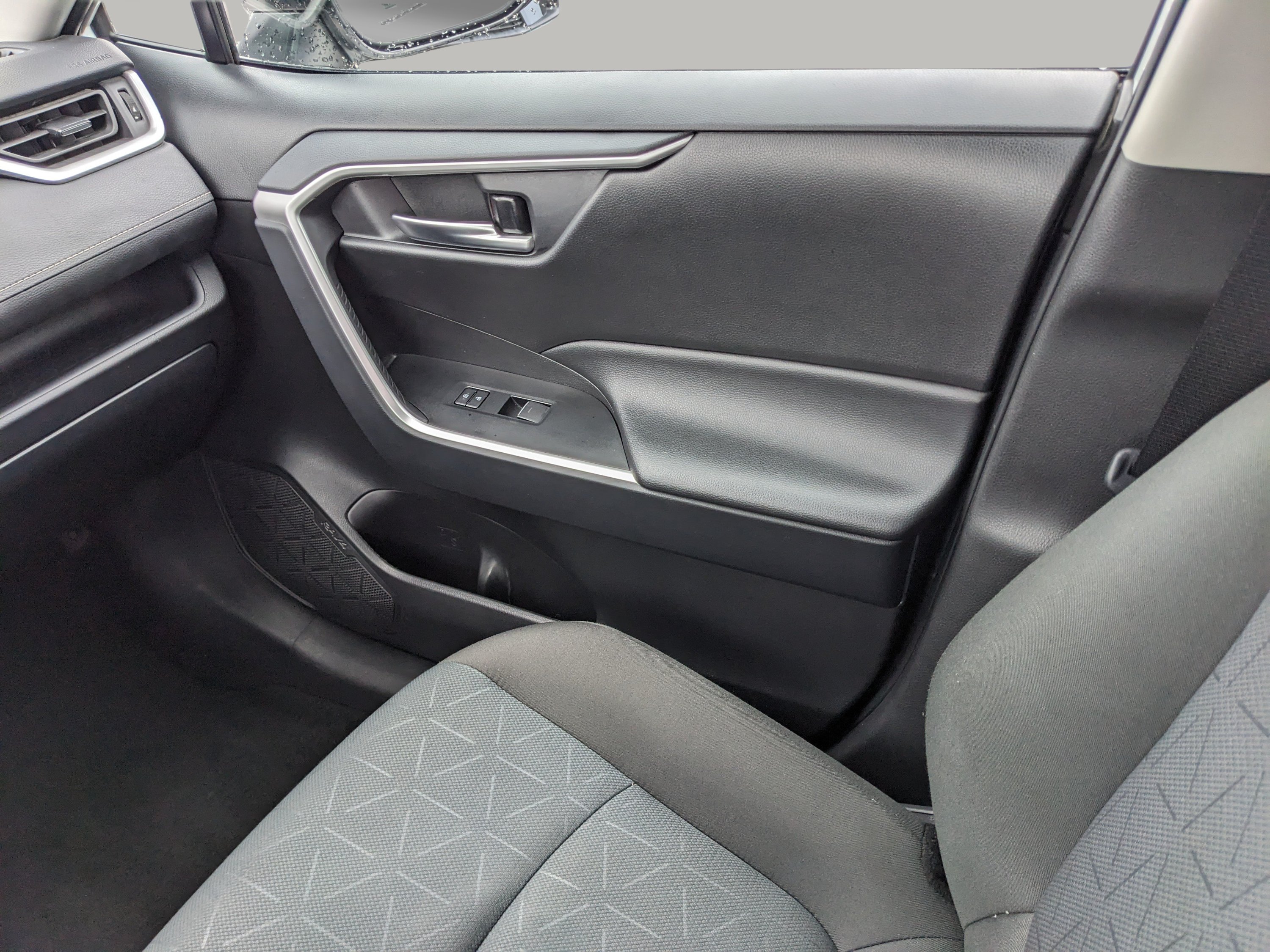 Used 2025 Toyota RAV4 XLE FWD image 16