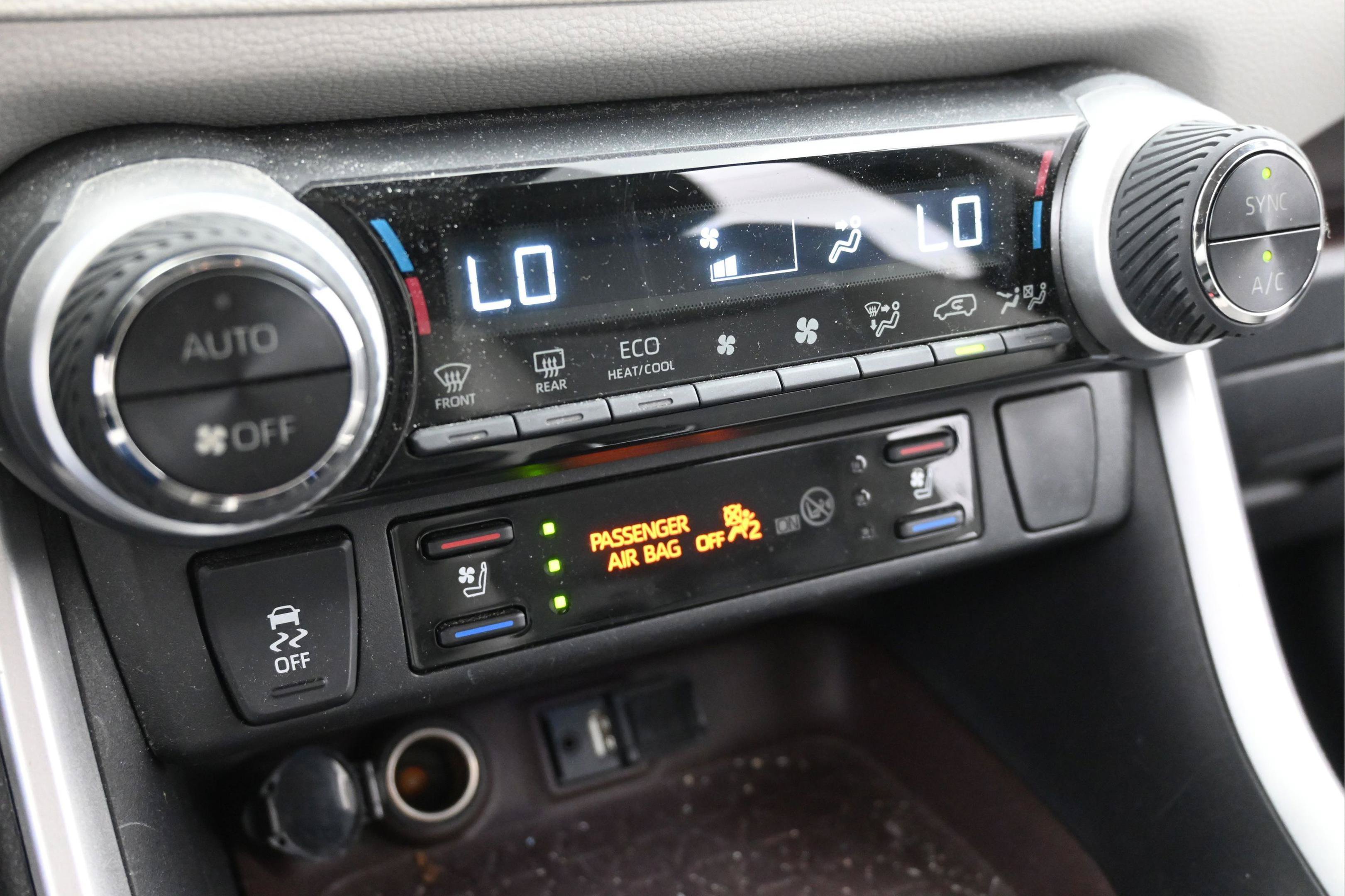 Used 2019 Toyota RAV4 Limited w/ Cold Weather Package FWD image 19
