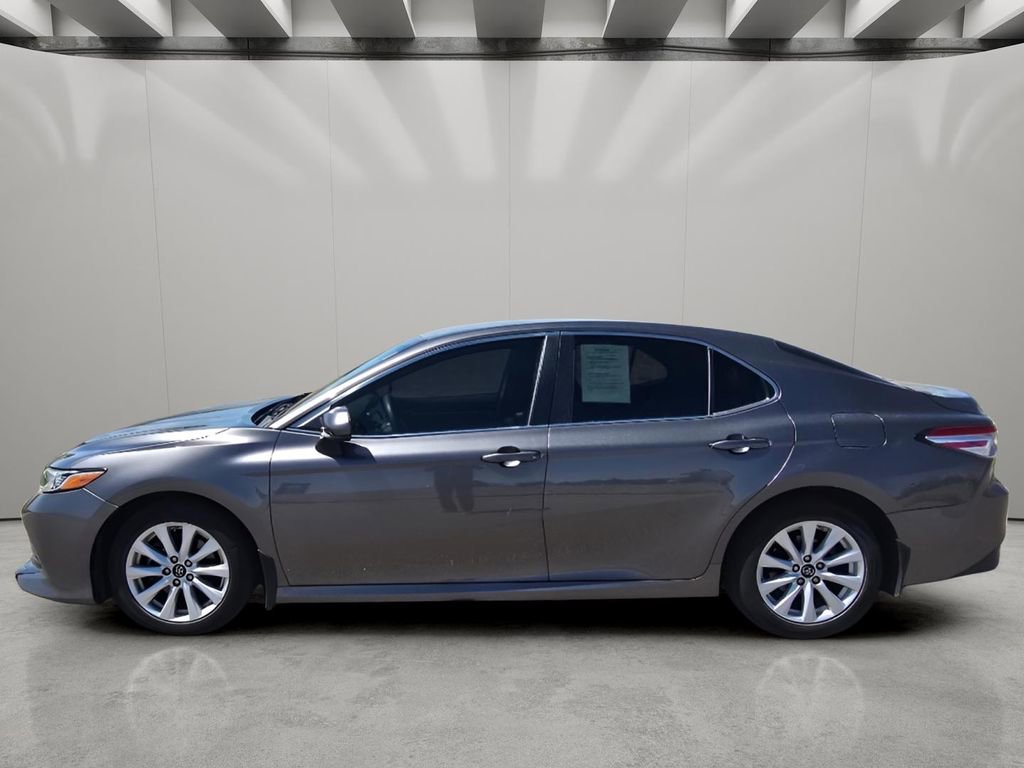 Used 2018 Toyota Camry LE FWD image 2