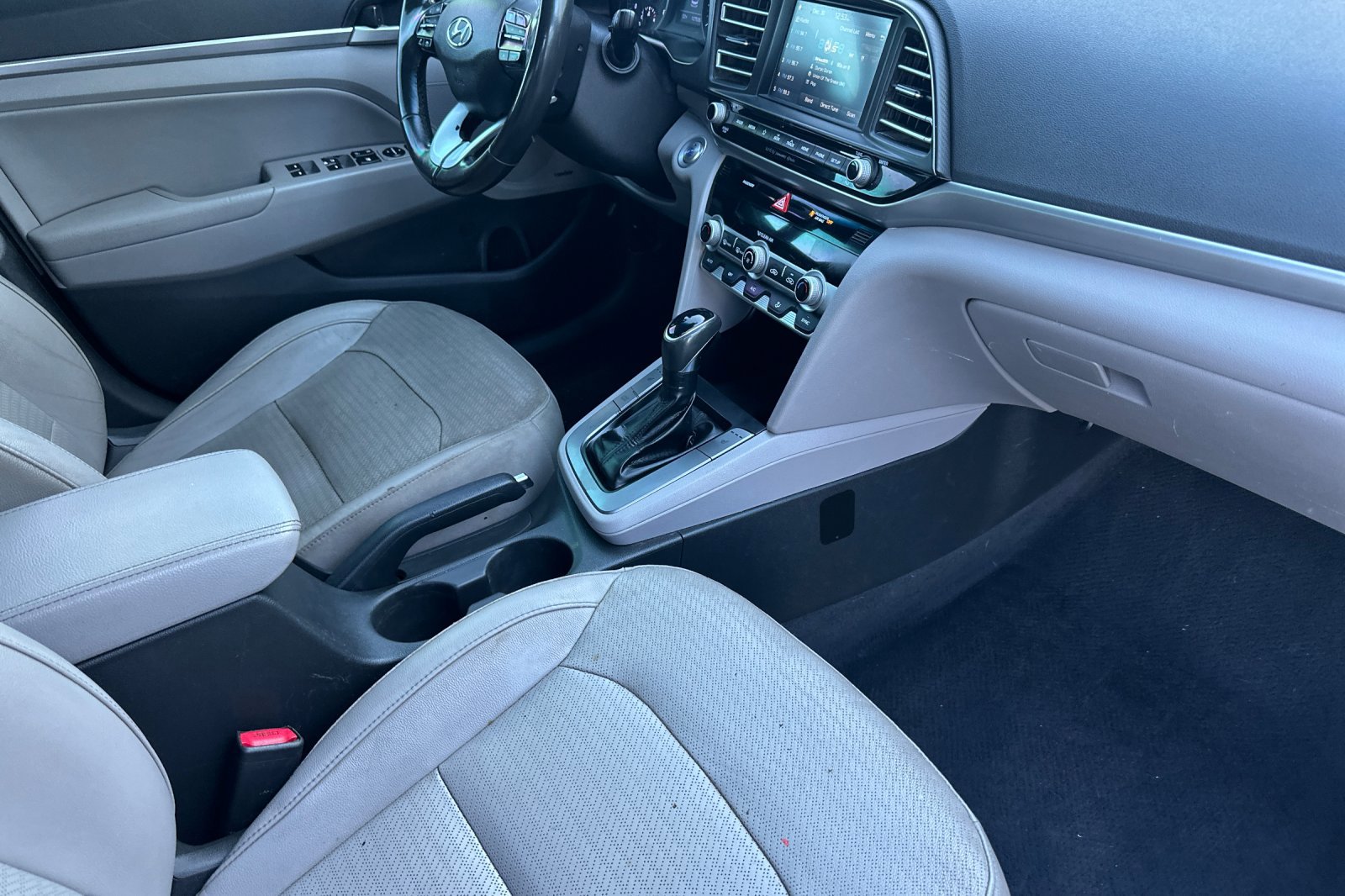 Used 2020 Hyundai Elantra Limited image 16