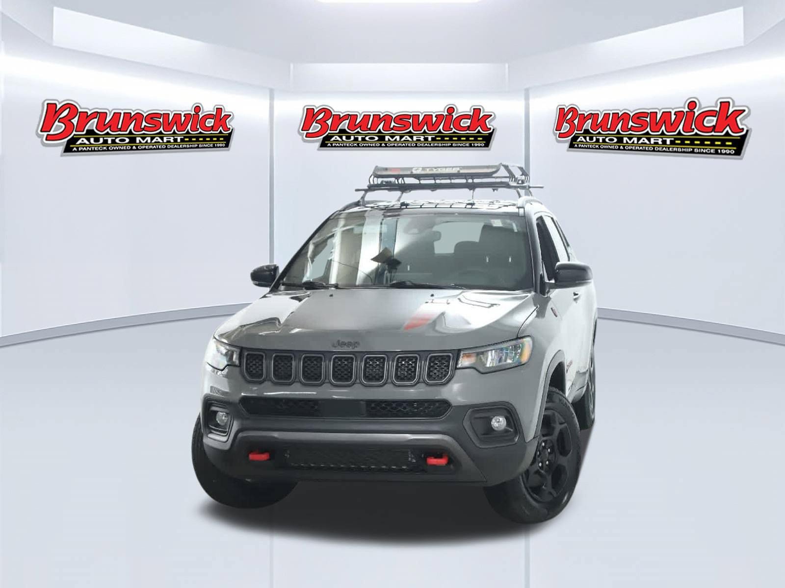 Used 2023 Jeep Compass Trailhawk w/ Trailhawk Convenience Group AWD/4WD image 3