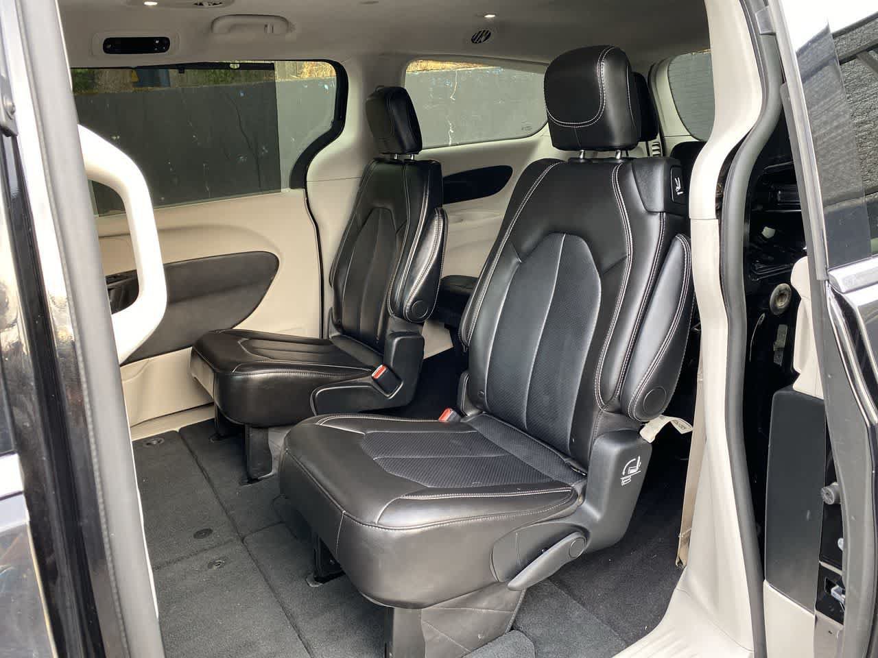 Used 2024 Chrysler Pacifica Touring-L FWD image 15