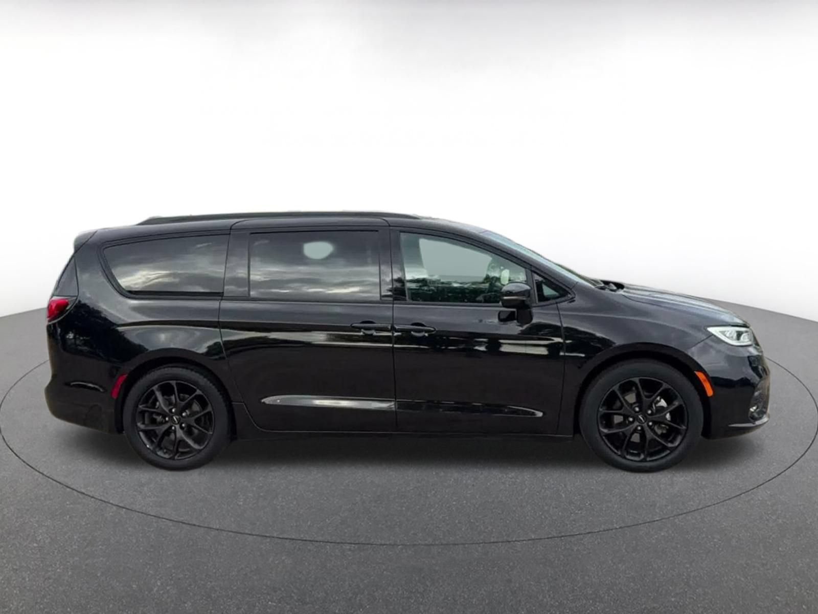 Used 2025 Chrysler Pacifica Limited FWD image 15