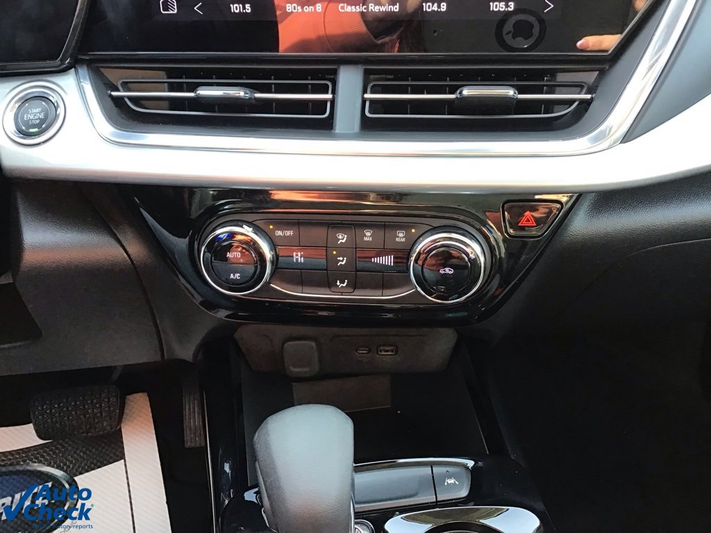 Used 2025 Chevrolet Trax LT image 34