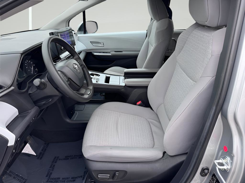 Used 2025 Toyota Sienna LE FWD image 10