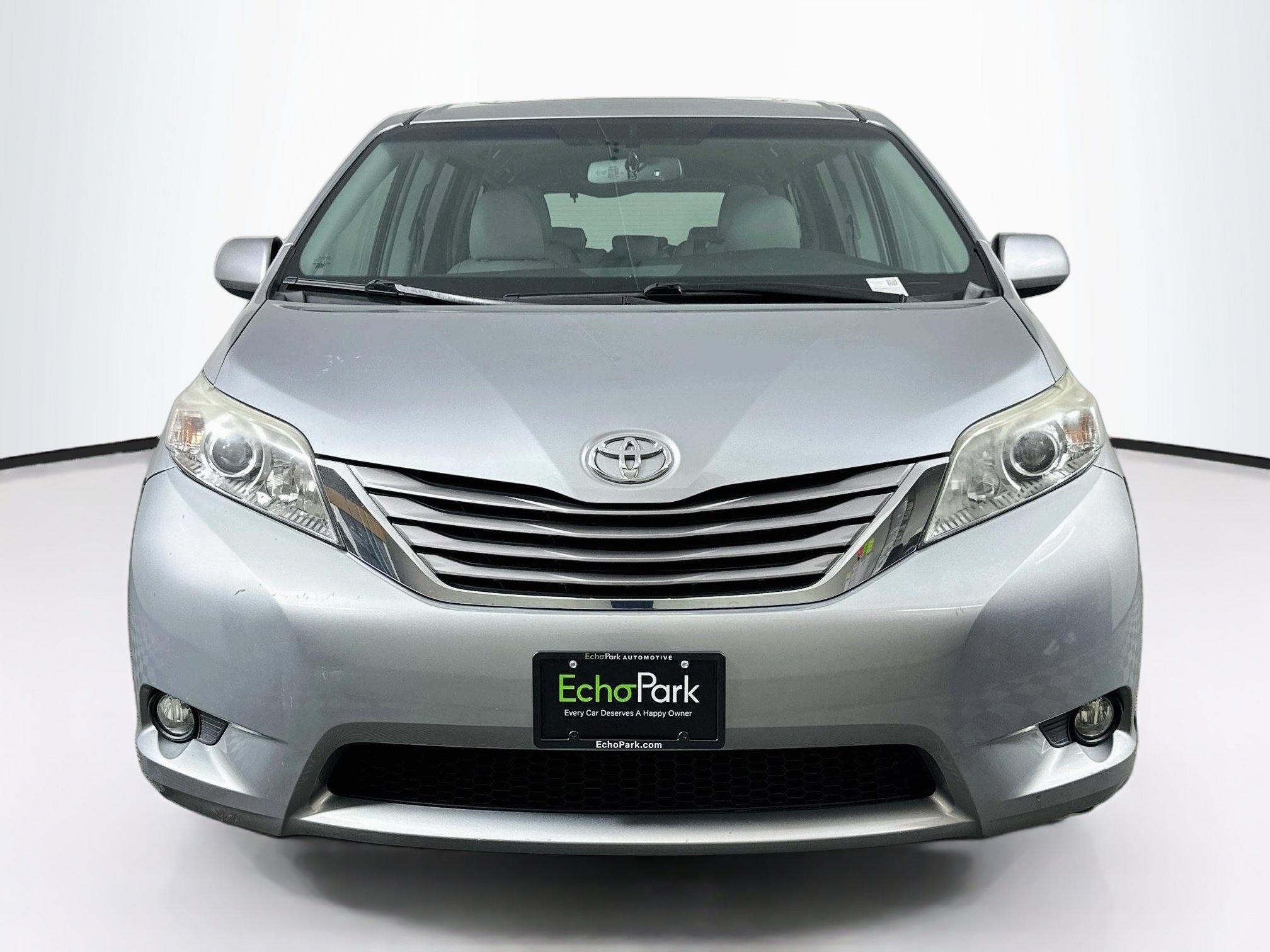 Used 2016 Toyota Sienna XLE w/ XLE Navigation Package FWD image 2