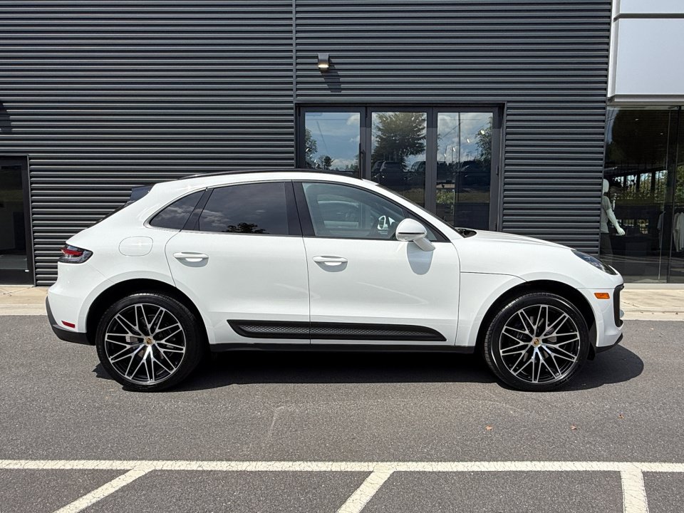 Certified 2026 Porsche Macan AWD/4WD image 8