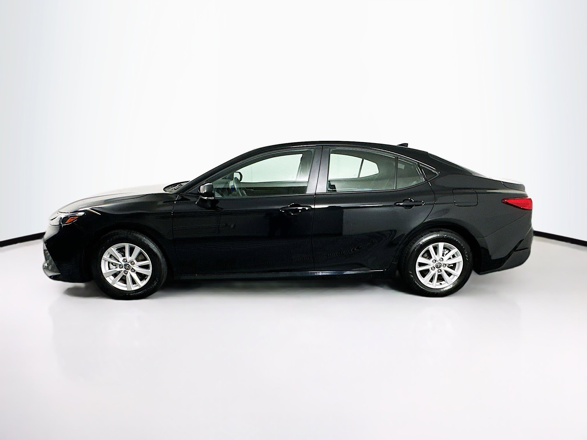 Used 2025 Toyota Camry LE image 4