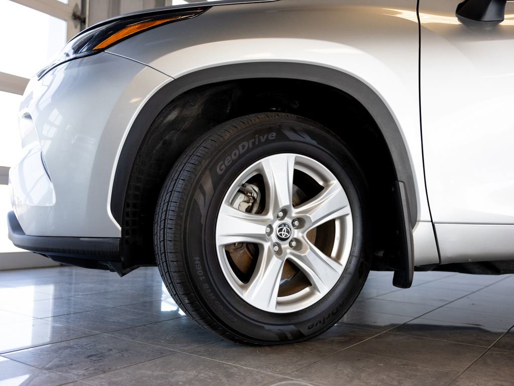 Used 2024 Toyota Highlander LE AWD/4WD image 9