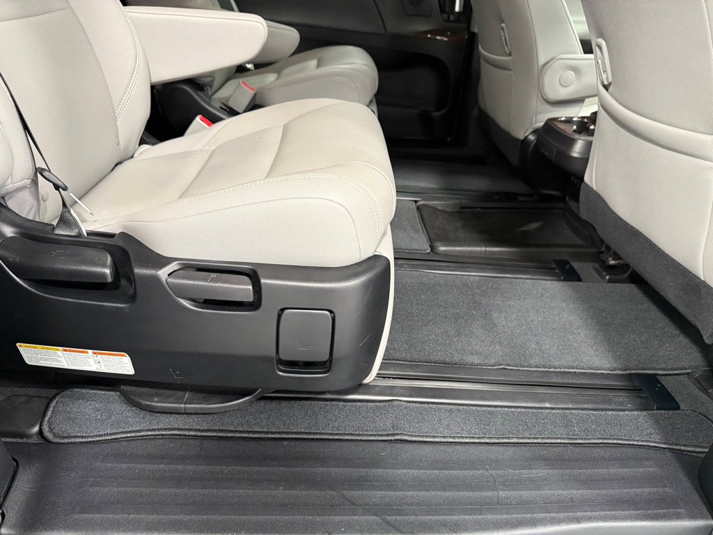 Used 2020 Toyota Sienna Limited Premium image 23