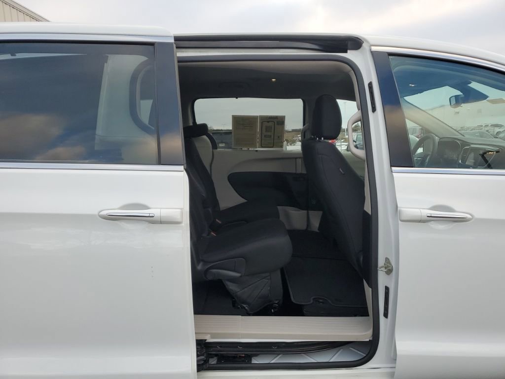 Used 2018 Chrysler Pacifica Touring Plus image 35