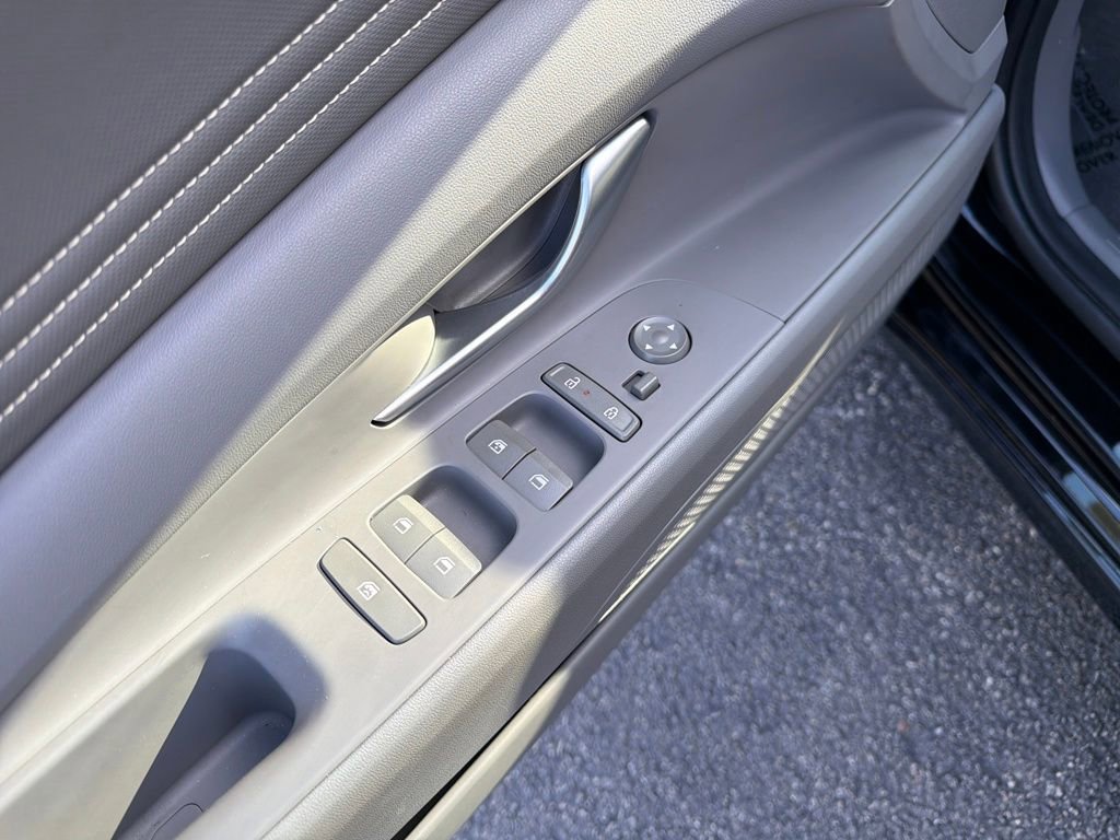 Used 2025 Hyundai Elantra SEL image 12