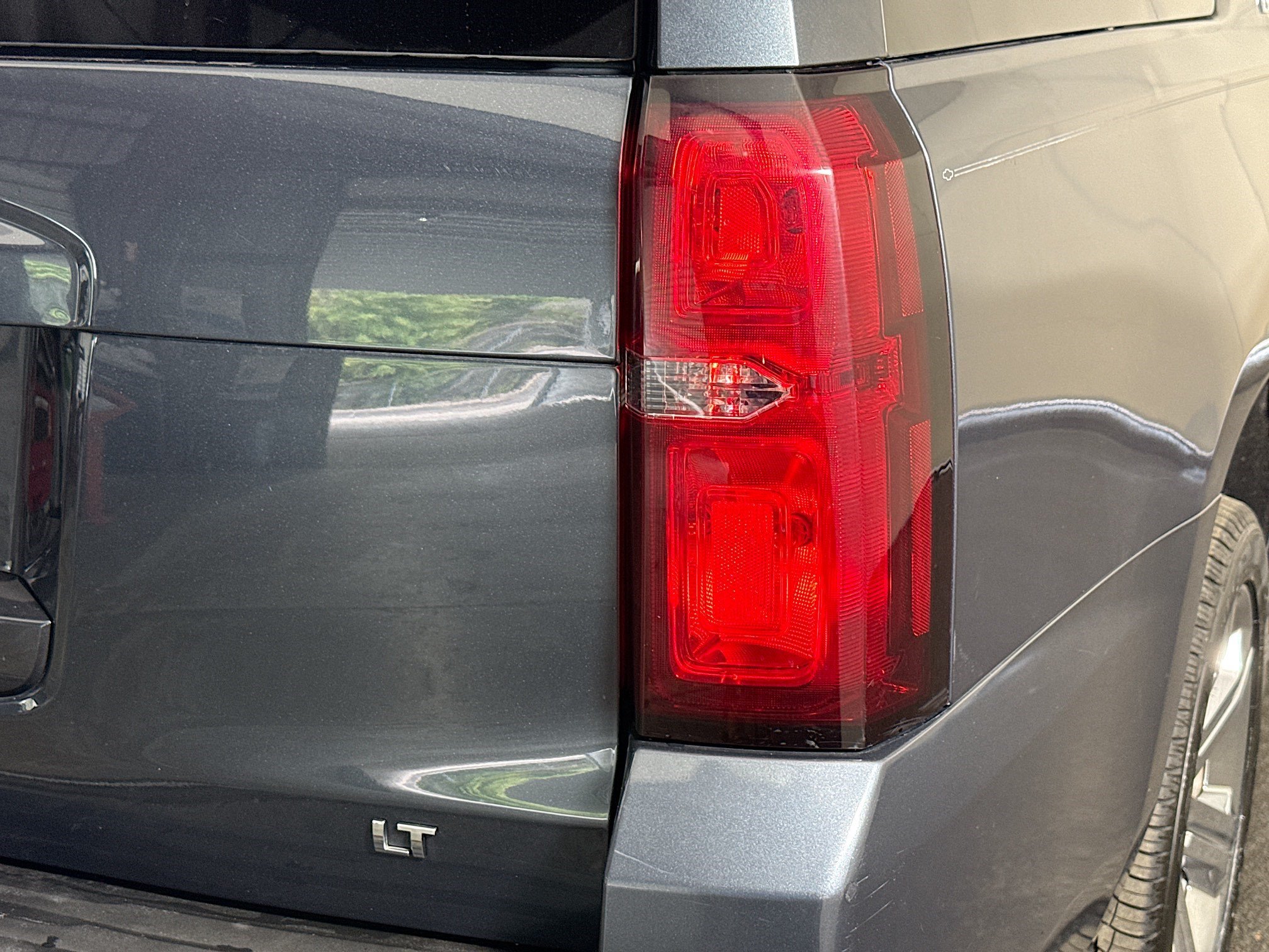 Used 2020 Chevrolet Suburban LT w/ Luxury Package RWD image 33