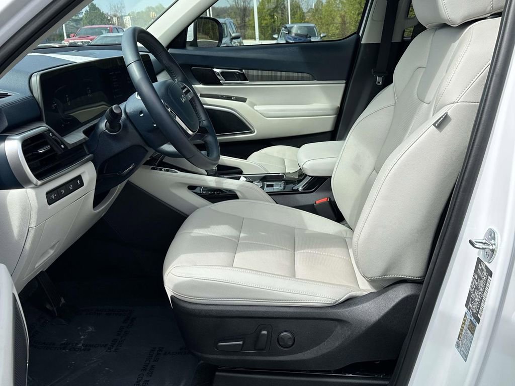 Used 2024 Kia Telluride EX w/ EX Captain's Chair Package image 4