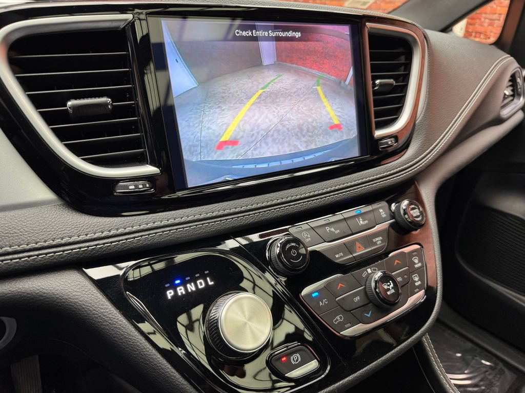 Used 2025 Chrysler Pacifica Limited FWD image 22