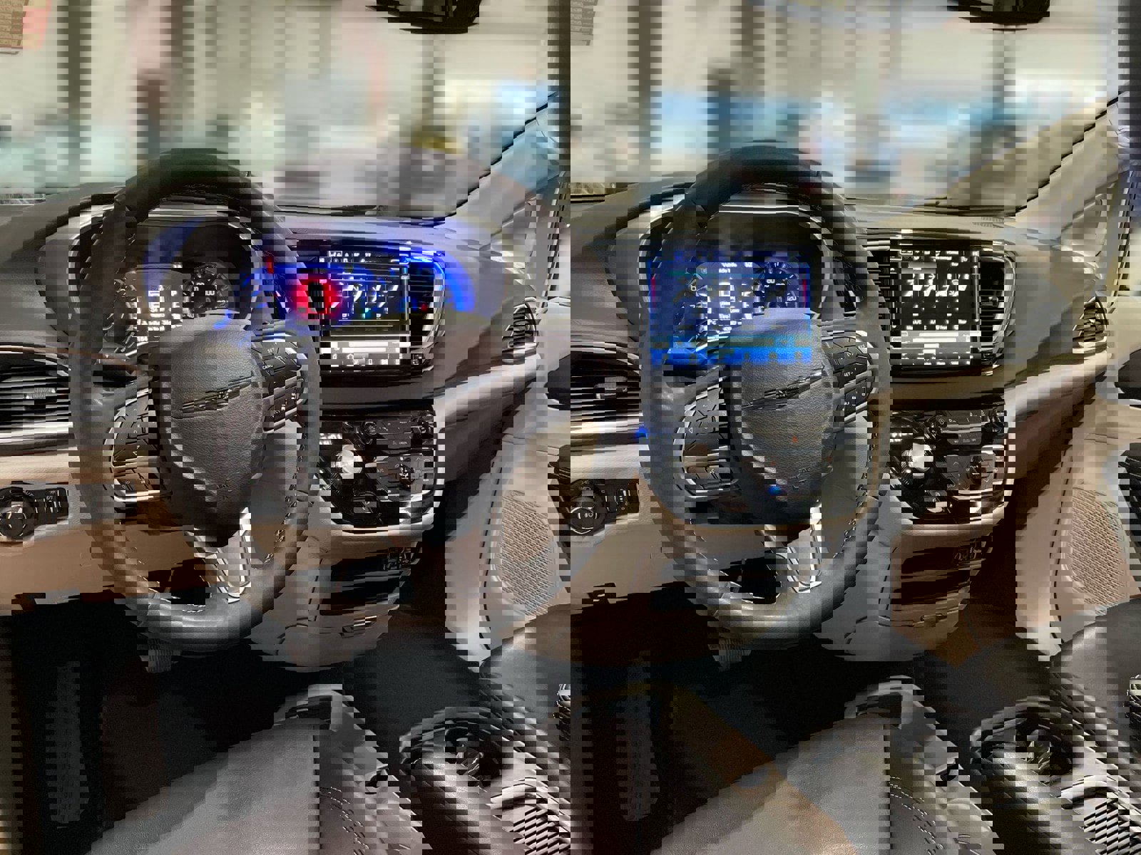 Used 2024 Chrysler Pacifica Touring-L image 18