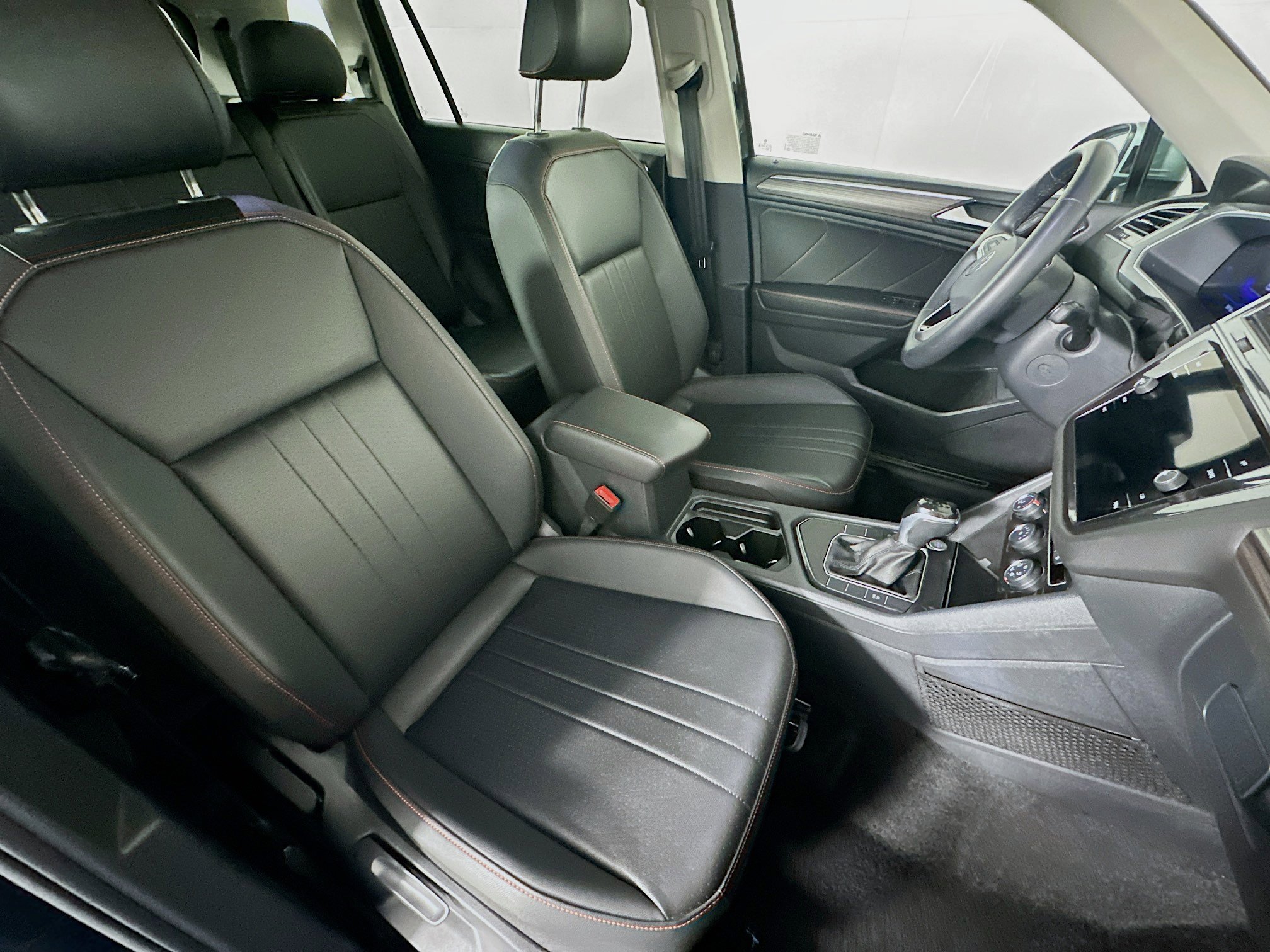 Used 2024 Volkswagen Tiguan SE image 32