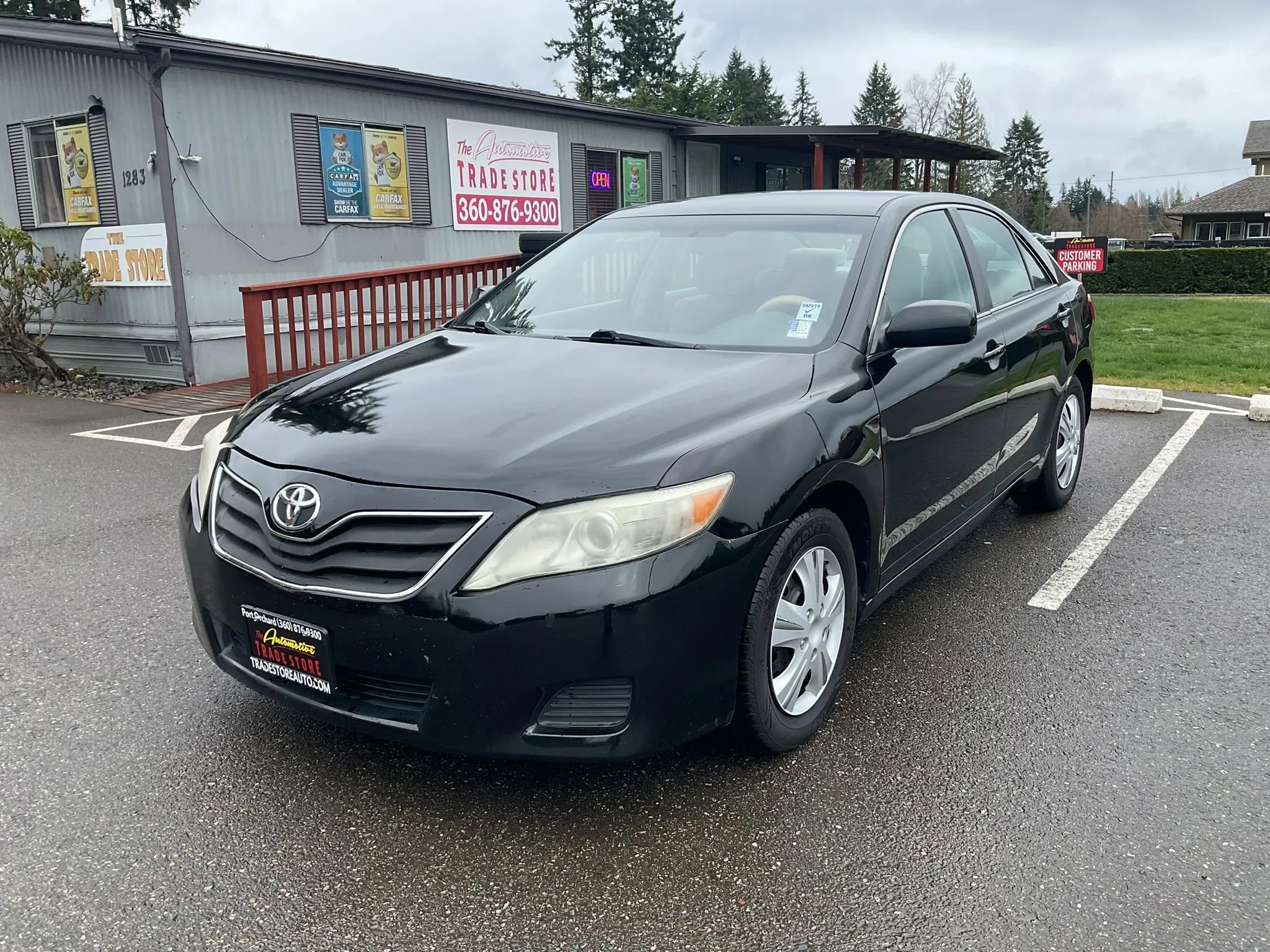 Used 2011 Toyota Camry LE image 1