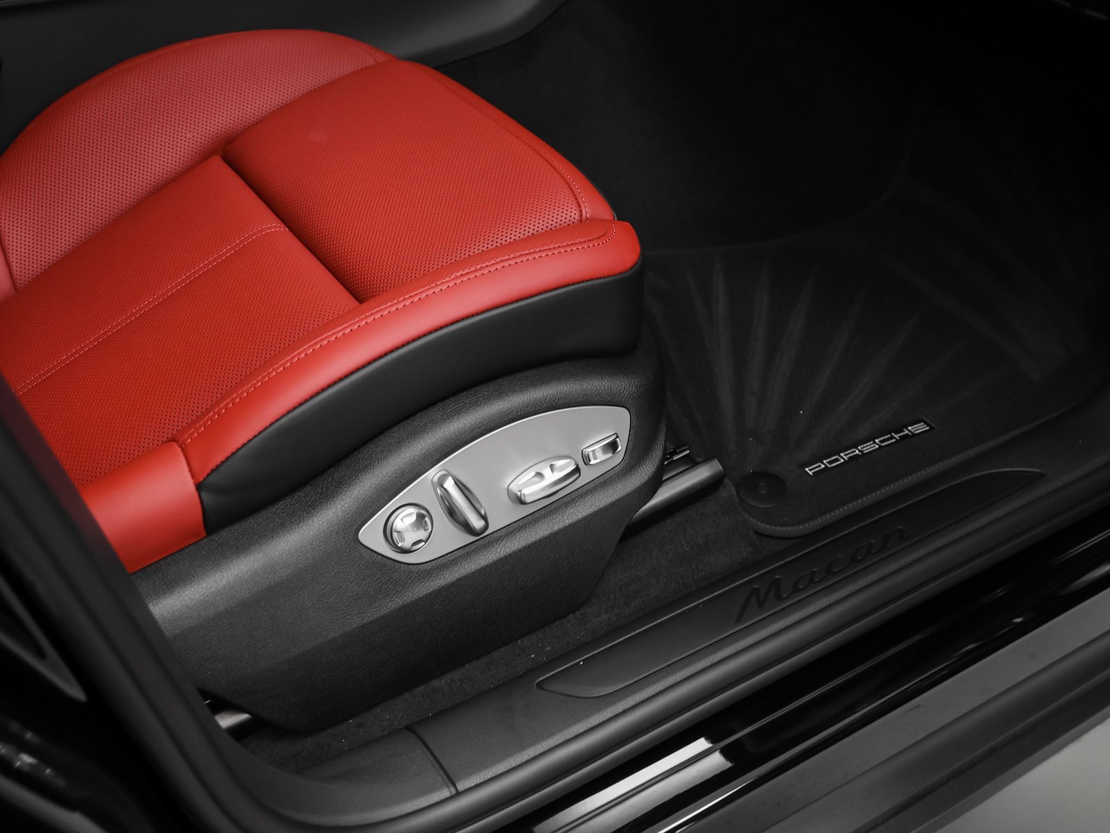 Used 2025 Porsche Macan image 18