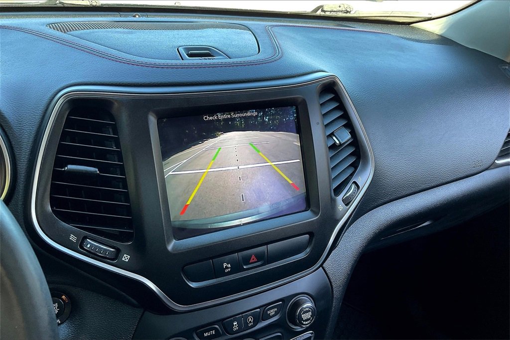 Used 2019 Jeep Cherokee Trailhawk w/ Cold Weather Group image 17