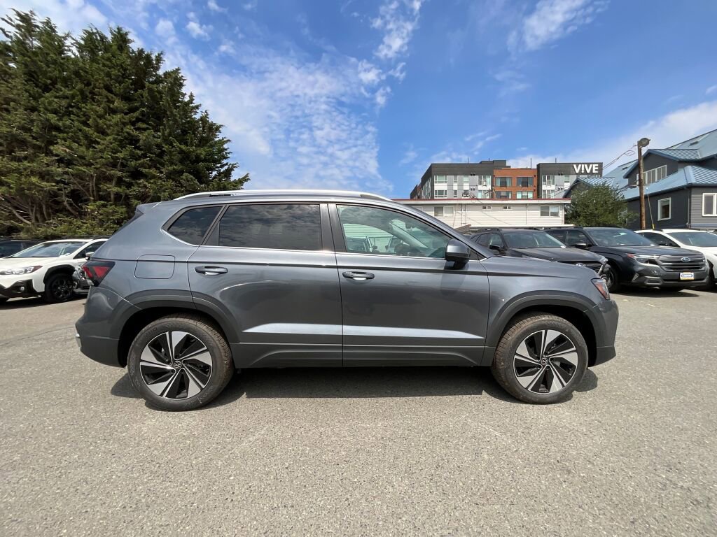New 2025 Volkswagen Taos SE image 9